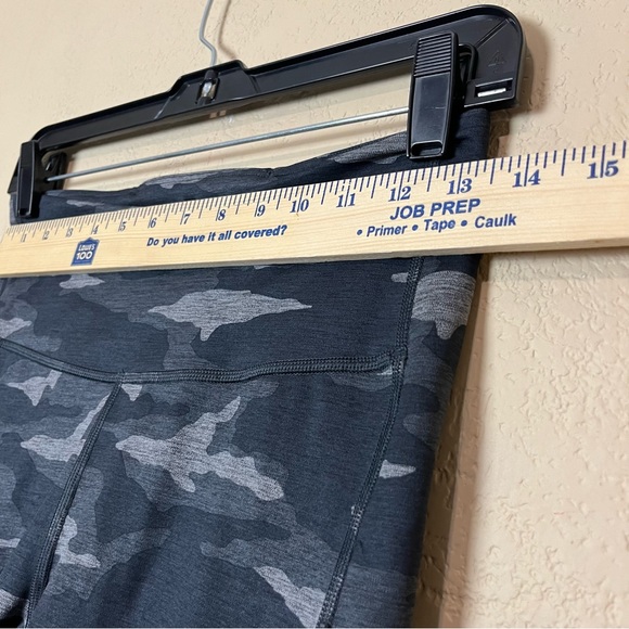 Athleta Camo Gray /black mid rise pull on Leggings Camouflage Size Small - Picture 10 of 14